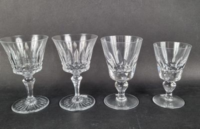 quatre verres à vin posés les uns à côté des autres sur une table