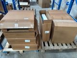 Les cartons sont empilés sur une palette dans un entrepôt où se trouvent des palettes