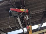 une photo d'un homme travaillant sur une machine dans une usine