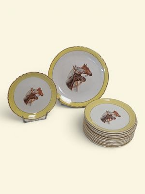 trois assiettes ornées d'une image de cheval, posées sur une table