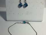 parure composée de perles de verre bleues et d'une chaîne en argent