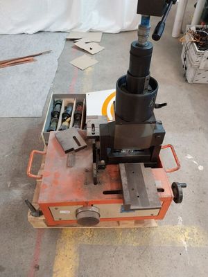 une machine posée sur une palette