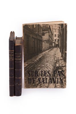 deux livres posés l'un à côté de l'autre sur une surface blanche