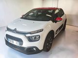 la voiture blanche est garée dans le garage de l'immeuble