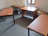 une photo d'un bureau vide avec des bureaux et des chaises