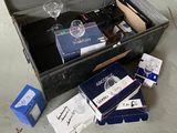 une valise qui contient tout un tas d'objets