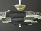 une lampe suspendue au plafond de la pièce