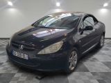 la photo d'une voiture noire garée dans un garage