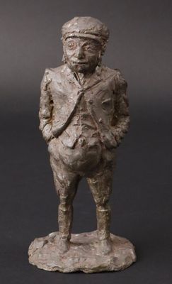 statue d'un homme en costume et chapeau, debout sur un rocher
