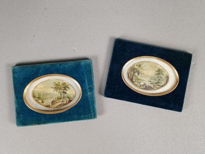 paire de plaques miniatures en porcelaine représentant une scène fluviale et une scène forestière