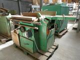 une machine posée sur une palette dans un entrepôt