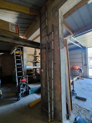 une photo d'un garage avec une échelle à l'intérieur