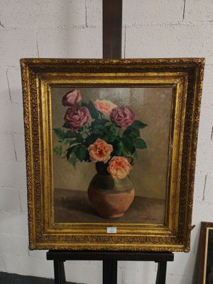 une peinture de roses dans un vase sur une table