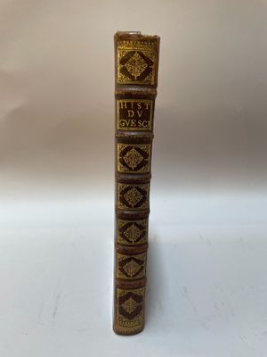 trois livres empilés sur une surface blanche