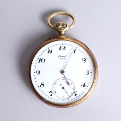 gros plan d'une montre de poche sur une surface blanche