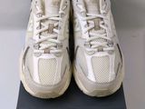 une paire de chaussures New Balance dans une boîte