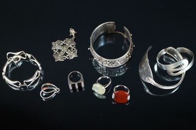 tout un tas de bagues et de bracelets de toutes sortes posés sur une table