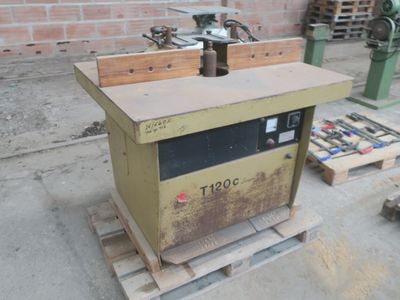 une machine posée sur une palette
