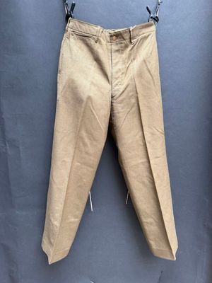 une photo d'un pantalon suspendu à une corde à linge