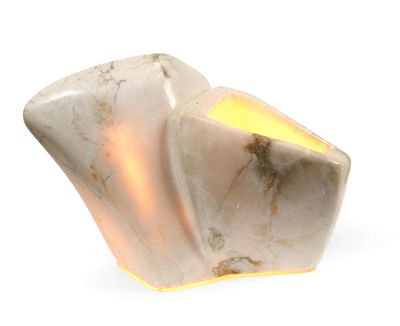 une photo d'une sculpture en marbre blanc sur laquelle est posée une lampe
