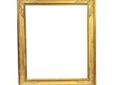 un cadre doré sur fond blanc, avec un fond blanc