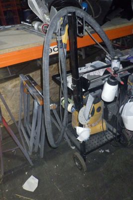 une image représentant un espace de travail où se trouvent de nombreux outils