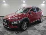 un SUV Hyundai Kona rouge de 2020 garé sur un sol à damier