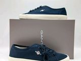 Les chaussures sont bleues et blanches, avec une fleur dessus.