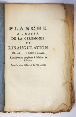 un vieux livre ouvert sur une surface blanche