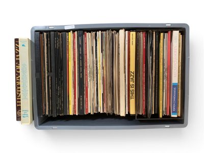 une étagère sur laquelle sont rangés de nombreux disques