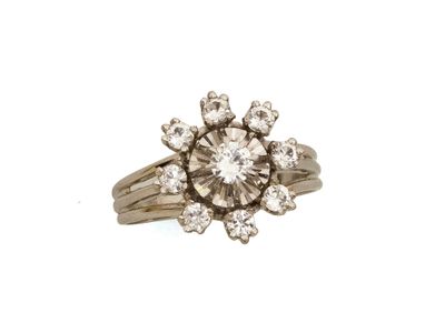 gros plan d'une bague en diamant sur fond blanc