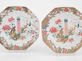 paire d'assiettes chinoises de la « famille » ornées de fleurs et d'oiseaux