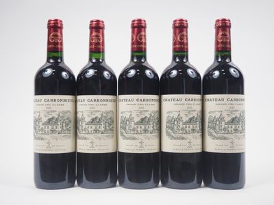 quatre bouteilles de vin rouge sont alignées