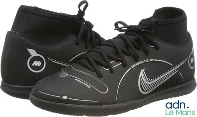 une photo d'une paire de chaussures noires avec une inscription blanche dessus