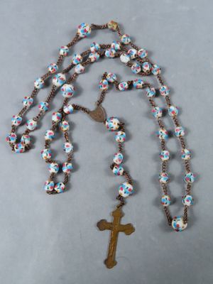 un gros plan d'un chapelet orné d'une croix