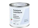 un pot de peinture posé sur une surface blanche