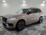 Le nouveau SUV Volvo est garé dans un showroom dont le sol est en damier.