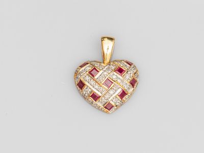 un pendentif en forme de cœur, orné de diamants et de rubis