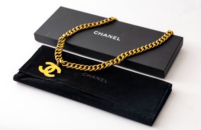 CHANEL. Une ceinture en métal doré siglée et signée.