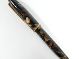 un gros plan d'un stylo sur une surface blanche avec un fond blanc