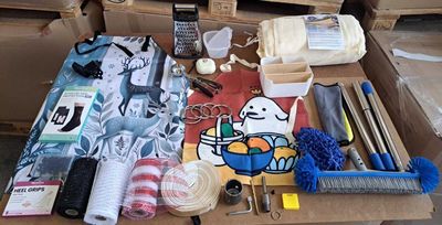 plusieurs objets posés ensemble sur une table