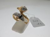 une photo d'une bague en or sertie d'un diamant noir et blanc