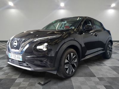 La Nissan C-HR noire est garée sur un sol à damier
