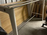 une photo d'une table dans une pièce où se trouvent de nombreuses boîtes