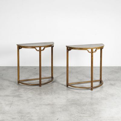 une paire de tables d'appoint en laiton avec des plateaux en marbre
