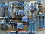de nombreux outils posés sur une palette