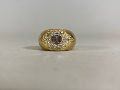 Bague en or jaune 750 millièmes amati, le centre de forme bo…