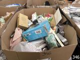 de nombreux cartons de vêtements et d'autres objets dans une pièce
