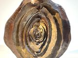 un vase avec une rose au milieu