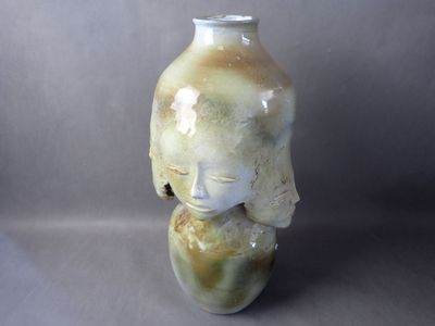 Vase en grès à décor de visage, H 46 cm, signé
